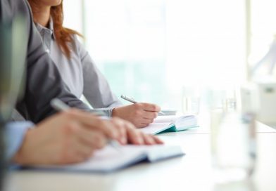 hands-close-up-co-workers-writing_1098-2513
